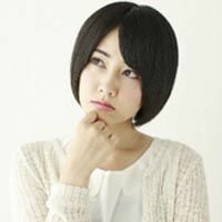ザイザルのジェネリック薬品について考える女性